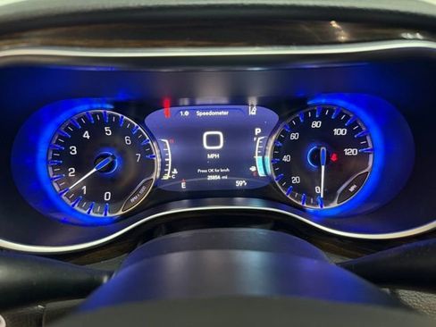 Used 2023 Chrysler Pacifica Limited image 19