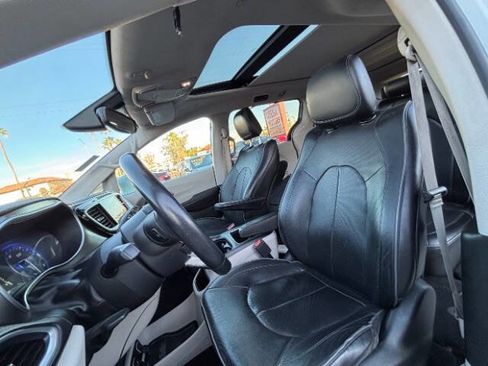 Used 2018 Chrysler Pacifica Limited image 11