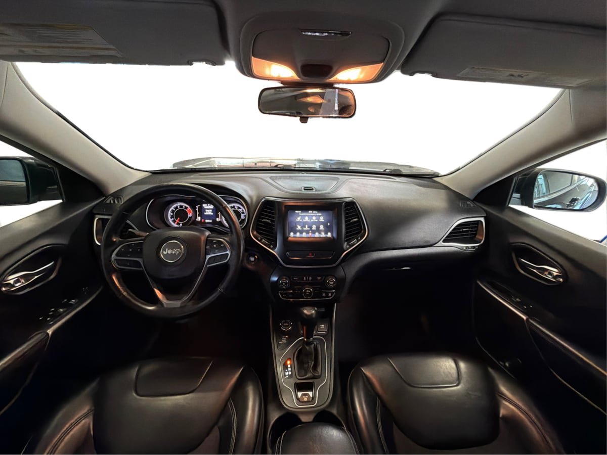 Used 2019 Jeep Cherokee Latitude Plus w/ Cold Weather Group AWD/4WD image 26