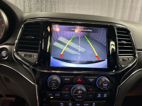 Used 2020 Jeep Grand Cherokee Limited AWD/4WD image 16
