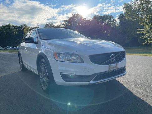 Used 2015 Volvo V60 T5 Cross Country image 2
