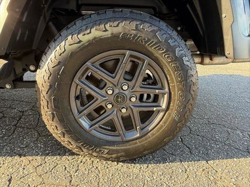 Certified 2025 Jeep Gladiator Sport image 13