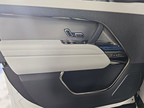 Used 2025 Land Rover Range Rover Sport SE image 11