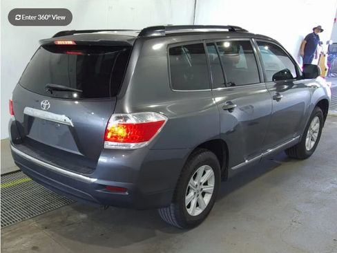Used 2013 Toyota Highlander Plus FWD image 2