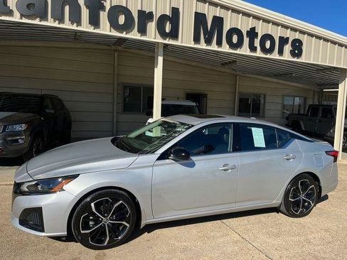 Used 2024 Nissan Altima 2.5 SR w/ SR Premium Package FWD image 3