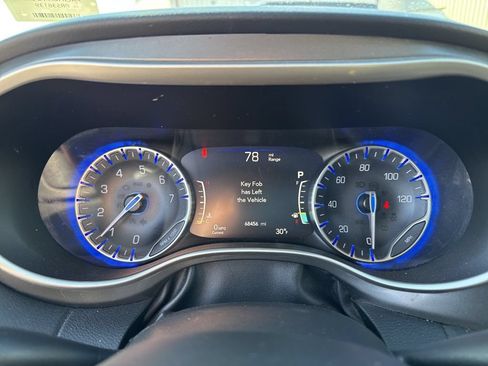 Used 2023 Chrysler Pacifica Touring-L FWD image 19