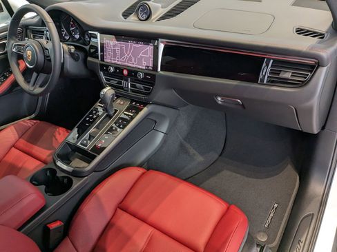 Used 2025 Porsche Macan image 25