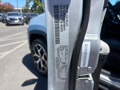 Used 2025 Jeep Compass Limited AWD/4WD image 30