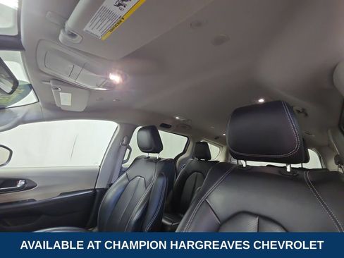 Used 2023 Chrysler Pacifica Touring-L FWD image 25