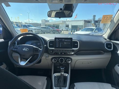 Used 2025 Hyundai Venue SEL image 16