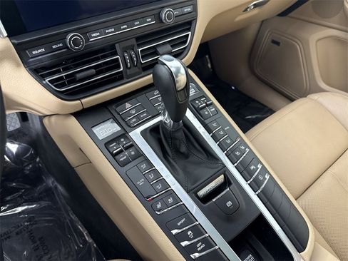 Certified 2021 Porsche Macan image 30