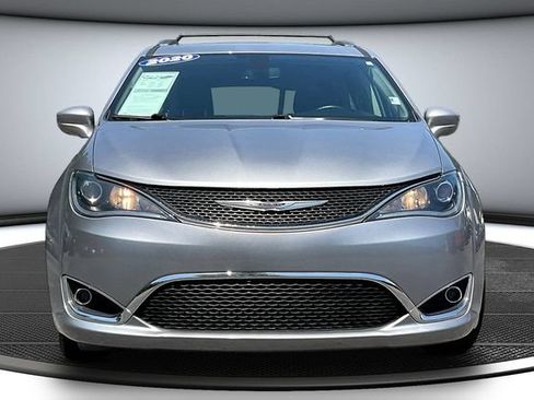 Used 2020 Chrysler Pacifica Touring-L w/ Tire & Wheel Group FWD image 2