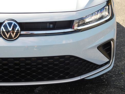 Used 2025 Volkswagen Jetta SE FWD image 9