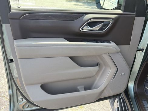 Used 2024 Chevrolet Suburban LT RWD image 17
