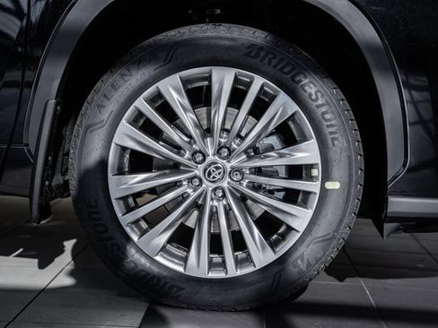 New 2026 Toyota Highlander Platinum image 17