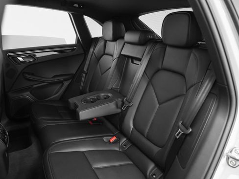 Certified 2026 Porsche Macan AWD/4WD image 36