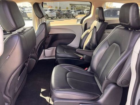 Used 2024 Chrysler Pacifica Select image 24