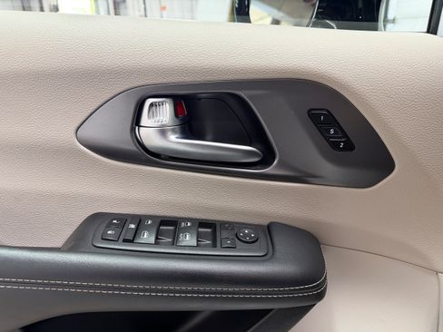 Used 2024 Chrysler Pacifica Touring-L FWD image 15