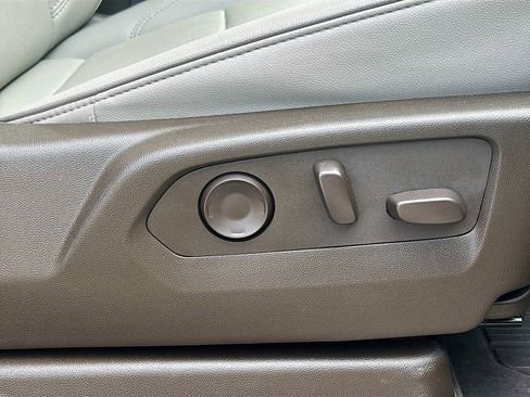 Used 2024 GMC Yukon XL SLT w/ SLT Luxury Package image 26