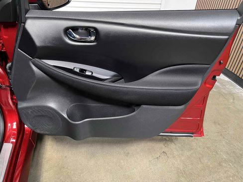 Used 2018 Nissan Leaf SV w/ SV Technology Package FWD image 37