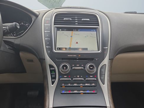 Used 2016 Lincoln MKX Reserve w/ Driver Assistance Package FWD image 12