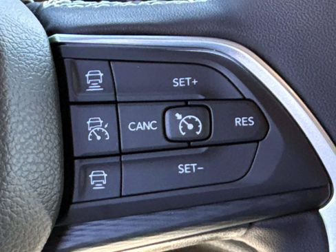 New 2025 Jeep Grand Cherokee 4WD image 13