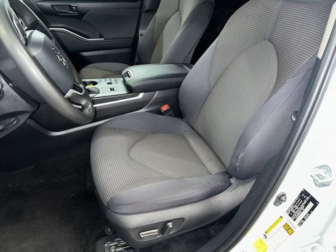 Used 2023 Toyota Highlander L FWD image 5