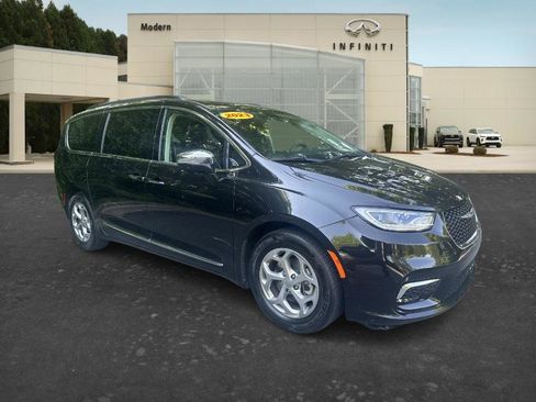Used 2023 Chrysler Pacifica Limited FWD image 3