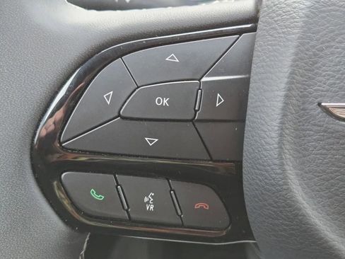 Used 2025 Chrysler Pacifica Limited image 15