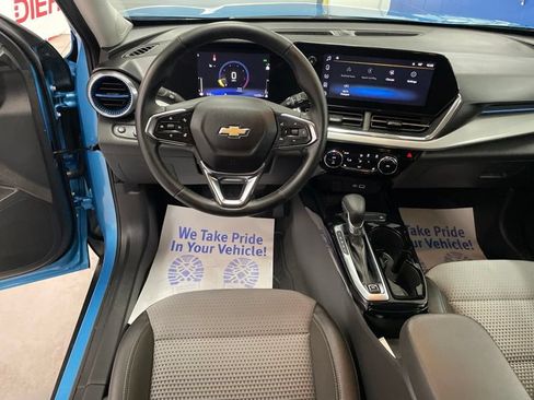 Used 2025 Chevrolet Trax LT w/ LT Convenience Package FWD image 25