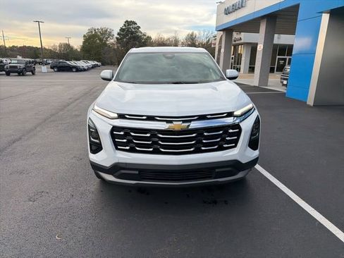 Used 2025 Chevrolet Equinox LT image 2