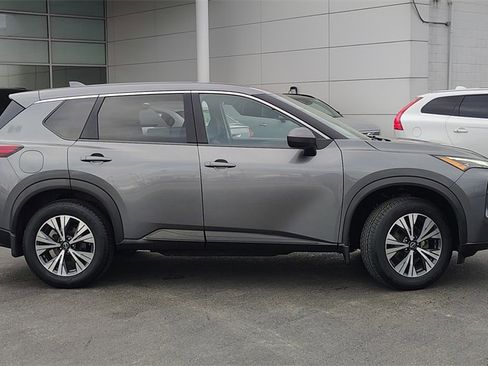 Used 2023 Nissan Rogue SV image 2