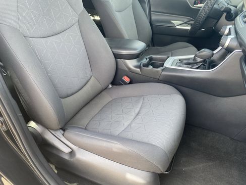 Used 2021 Toyota RAV4 XLE FWD image 10