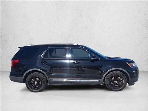 Used 2018 Ford Explorer XLT w/ Equipment Group 202A image 4