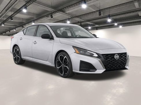 Used 2024 Nissan Altima 2.5 SR FWD image 2