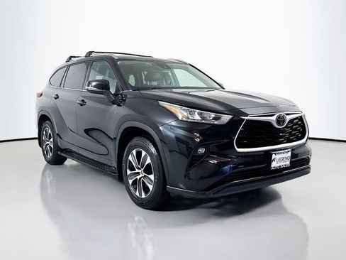 Used 2020 Toyota Highlander XLE AWD/4WD image 4
