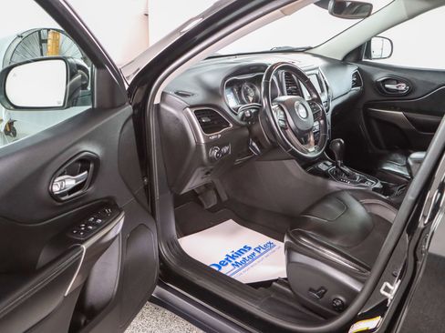 Used 2021 Jeep Cherokee Latitude Plus FWD image 3