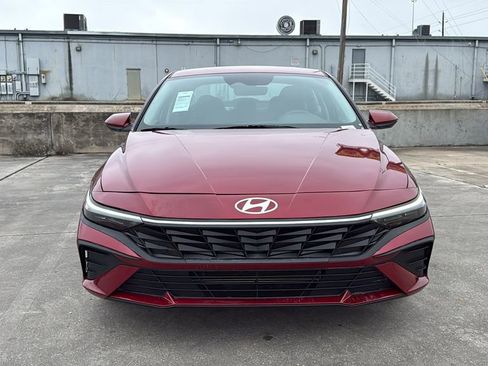 Used 2025 Hyundai Elantra SE FWD image 2