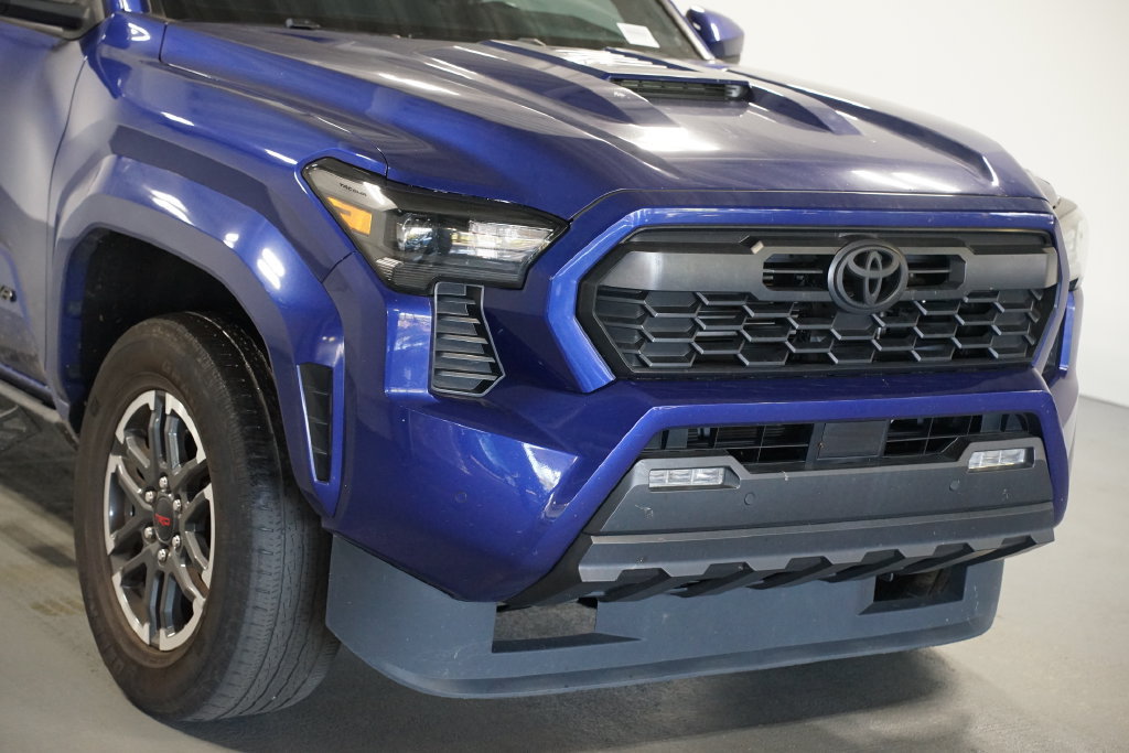 Used 2024 Toyota Tacoma TRD Sport w/ TRD Sport Upgrade Package RWD image 4