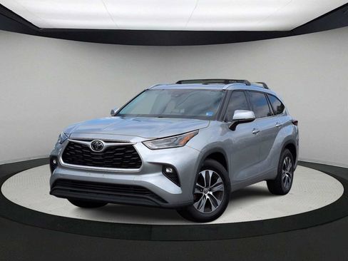 Used 2021 Toyota Highlander XLE FWD image 1