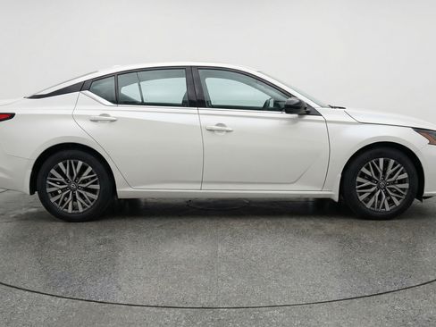 Used 2025 Nissan Altima 2.5 SV FWD image 11