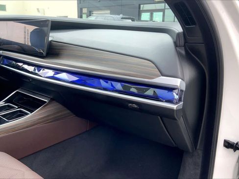 Used 2024 BMW 740i image 18