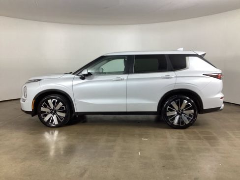 Used 2025 Mitsubishi Outlander SE FWD image 8