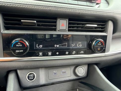 Used 2023 Nissan Rogue SV AWD/4WD image 12