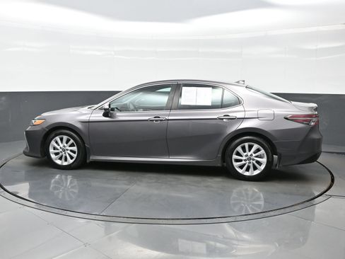 Used 2022 Toyota Camry LE FWD image 3