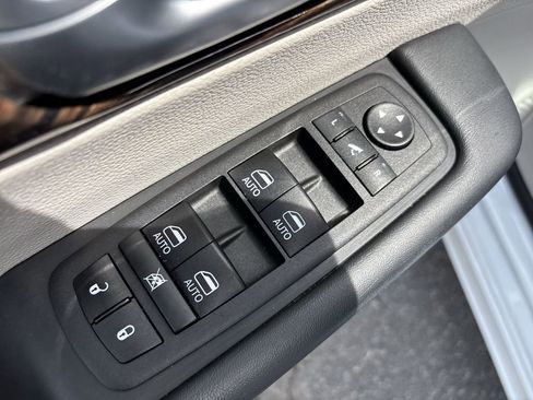Used 2024 Chrysler Pacifica Limited FWD image 15