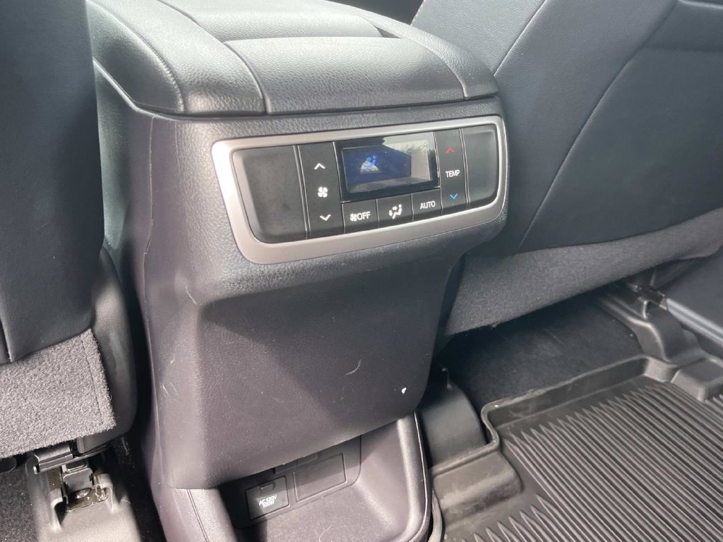 Used 2019 Toyota Highlander XLE FWD image 22