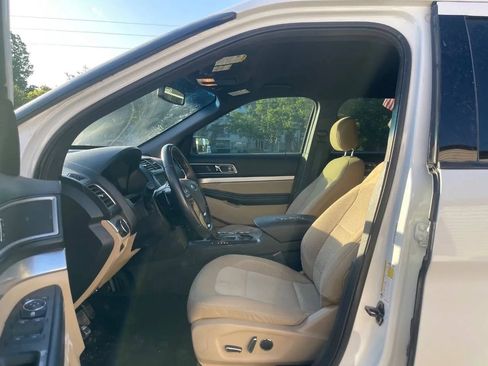 Used 2017 Ford Explorer XLT w/ Equipment Group 201A FWD image 12
