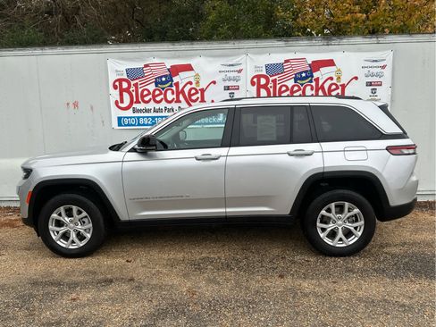 Used 2024 Jeep Grand Cherokee Limited image 7