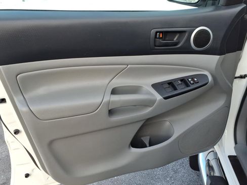 Used 2013 Toyota Tacoma PreRunner image 8